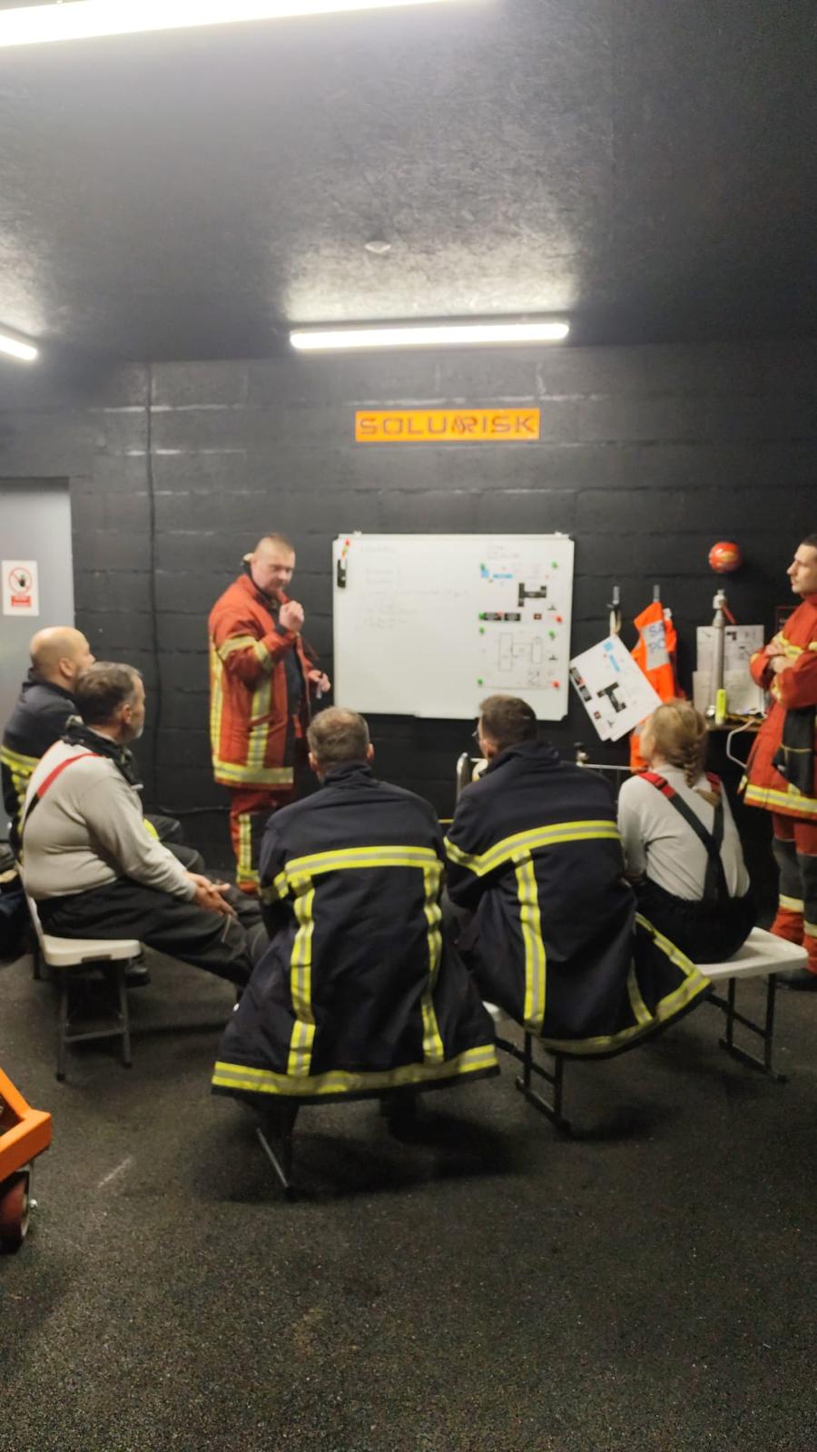 Formateur du CERI animant un briefing avec des stagiaires ESI